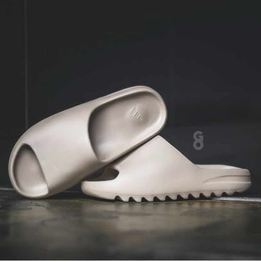 NEW YEEZY PURE SLIDES SIZE 6 MEN / 7 WOMEN